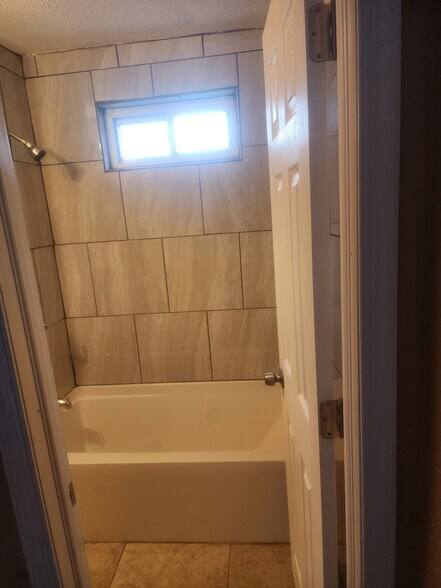 Building Photo - 40 Maple St