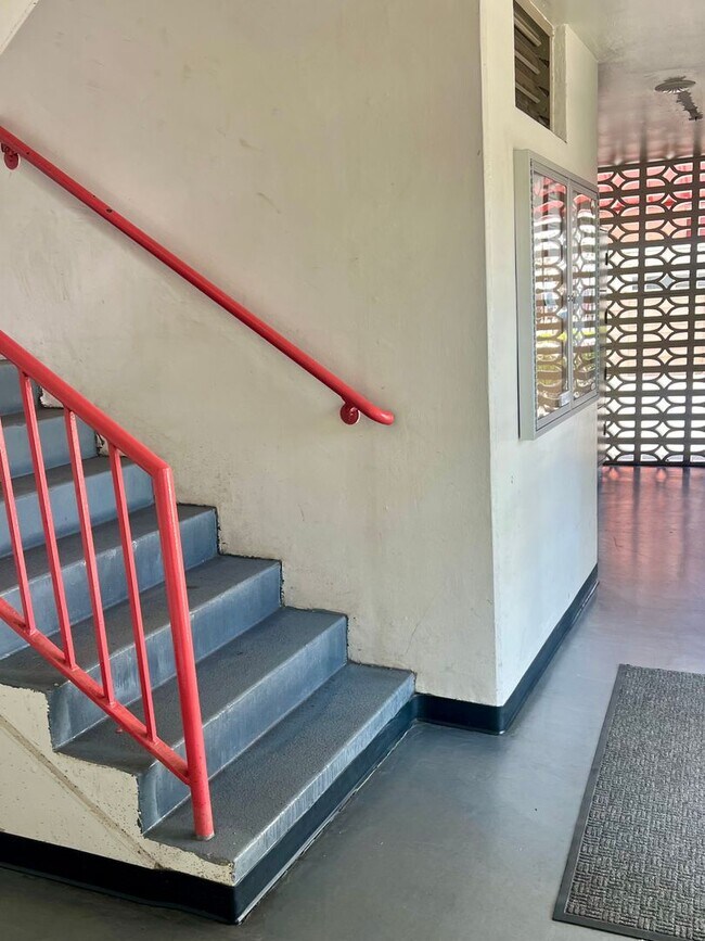 Building Photo - Beautifully Updated 1BR Condo Minutes from Waikiki/Ala Moana