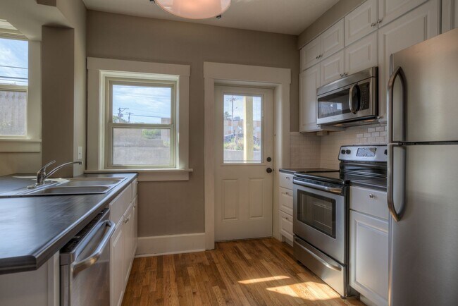 Building Photo - 4-Plex on Farnam