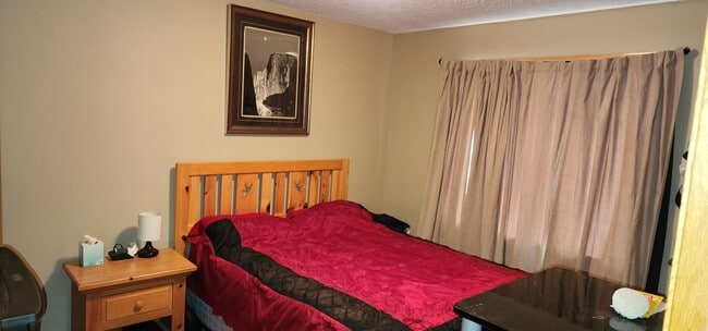 Building Photo - Beautiful 2 bedroom 1 bath End Unit Townhouse