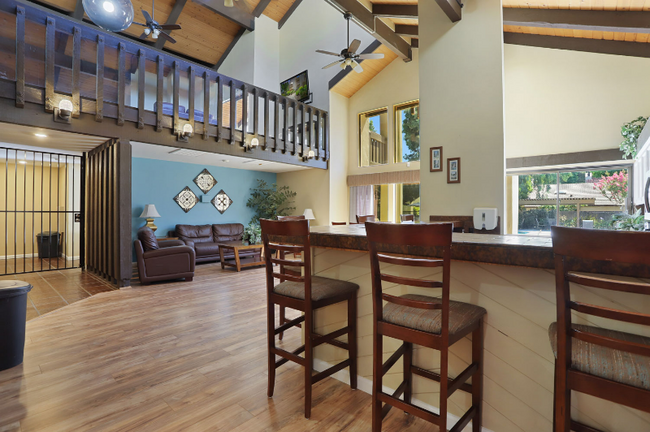 Building Photo - 3701 Colonial Dr