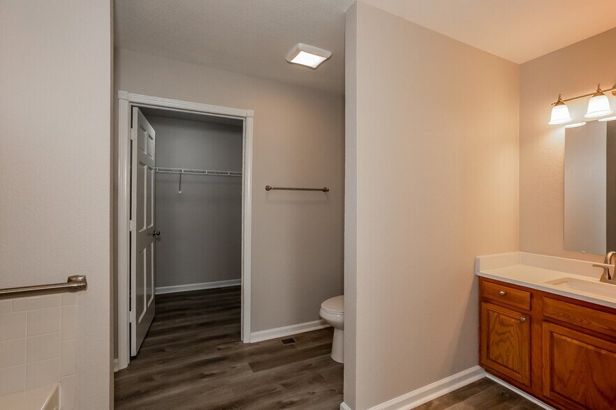 Building Photo - 1512 N Hampton Ct