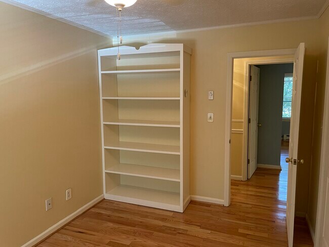 Building Photo - 283 Tanglewood Dr