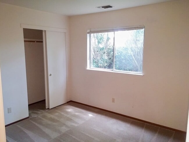 Building Photo - 604 Alamine Dr