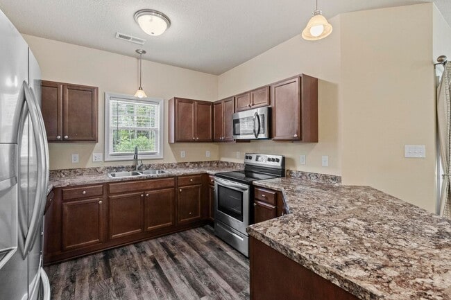 Building Photo - *50% FIRST MONTH RENT* Townhouse For Rent!