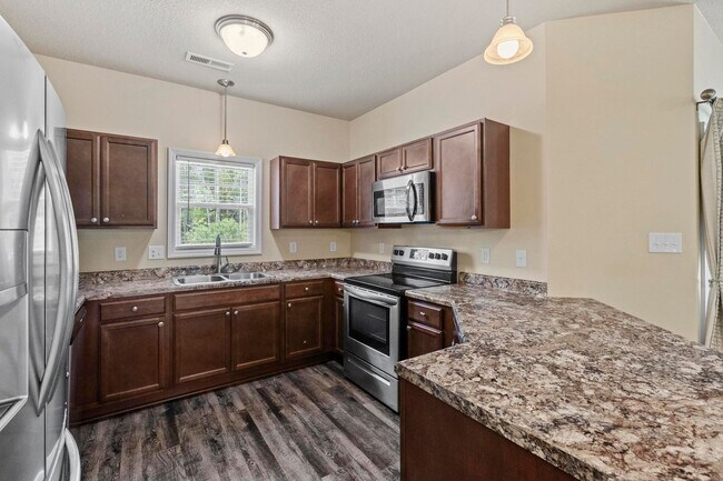Building Photo - Holly Ridge Townhouse For Rent!