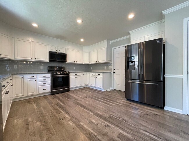 Building Photo - Immaculate and Move In Ready on Newport!