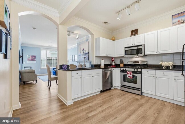 Building Photo - 27 Booth St