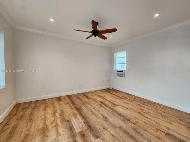 Building Photo - 320 New York St