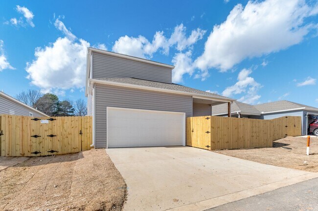Building Photo - Spacious Home in Fayetteville!