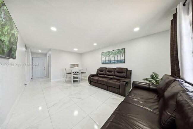 Building Photo - 140 Royal Palm Rd