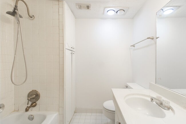 Building Photo - 429 N Post Oak Ln