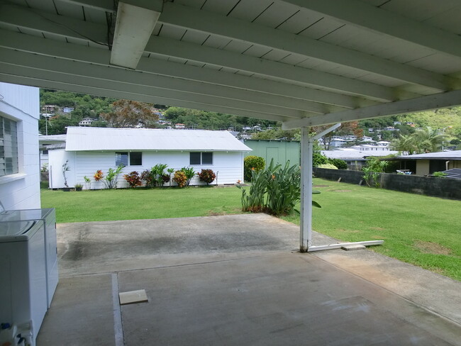 Building Photo - Right in the Heart of Manoa Valley - Fully...