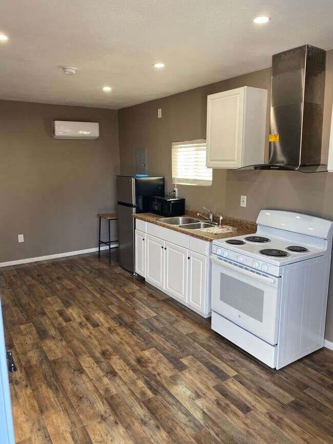 Building Photo - 5044 Jurupa Ave