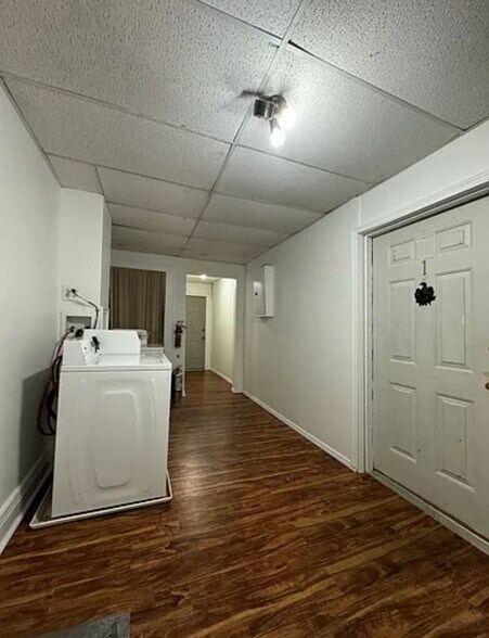 Building Photo - 464 3rd St