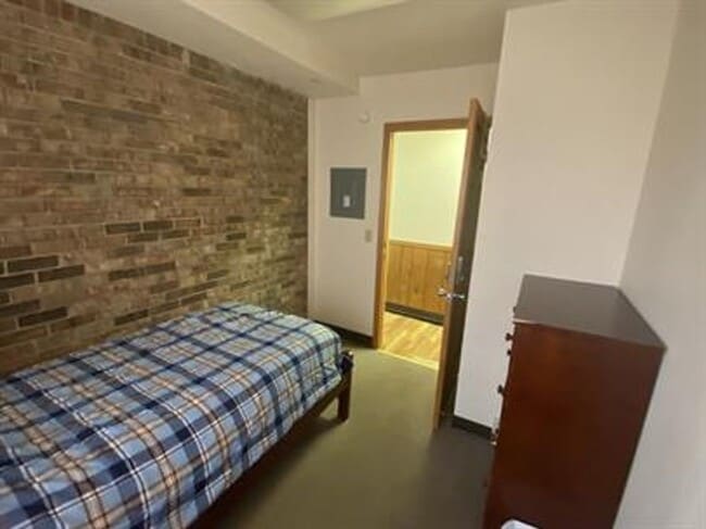Building Photo - 7 Bed 2.5 Bath House for Rent