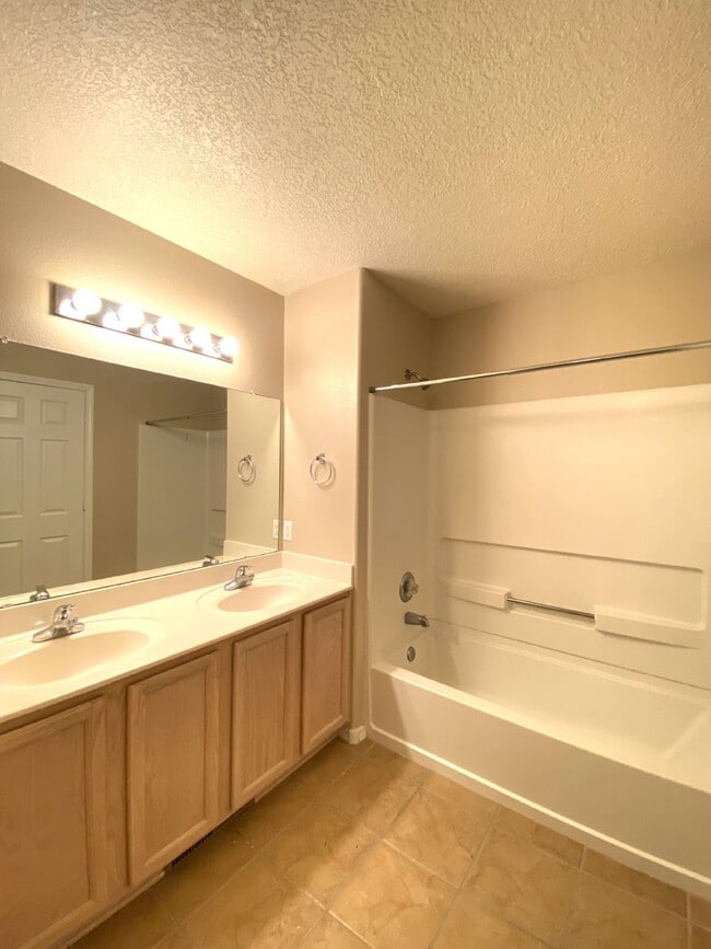 Building Photo - LOTS OF SPACE - LARGE 3 BR PLUS LOFT!