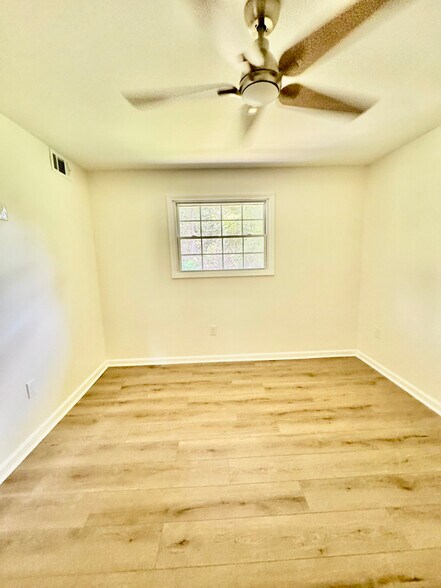 Building Photo - 680 Navarre Dr