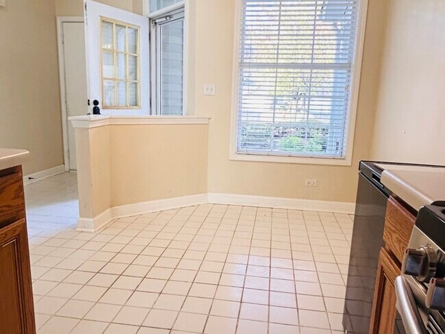 Building Photo - 988 Sheridan Cir
