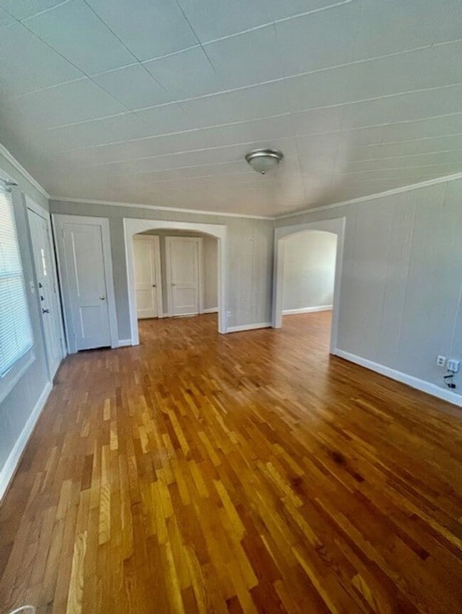 Building Photo - Welcome to this charming 2-bedroom, 1-bathroom house located in the desirable city of Charlotte, NC