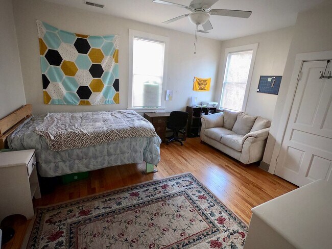 Building Photo - 5444 Claybourne St