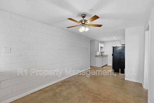 Building Photo - 301 Graceland Dr SE