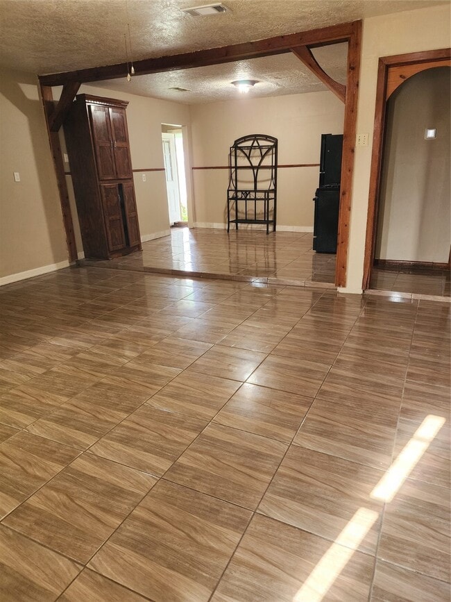 Building Photo - 2413 Huntington Dr