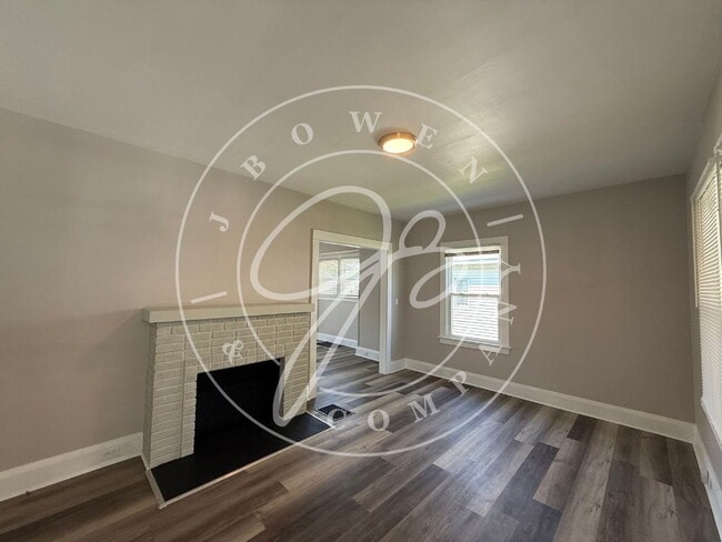 Building Photo - "Charming 3-Bedroom Gem with Granite countertops in West Toledo.