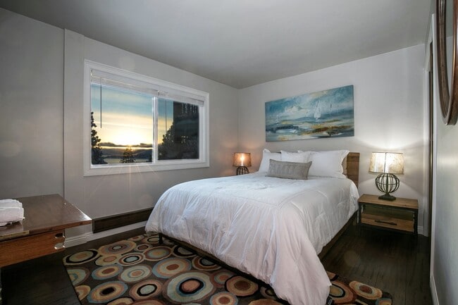 Building Photo - Gorgeous Lake View Condo