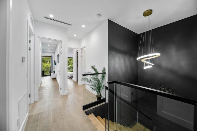 Building Photo - 547 NE 16th Ave