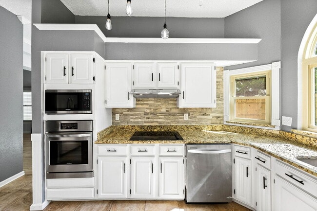 Building Photo - Spacious 4-Bedroom Rental in Autumn Ridge ...