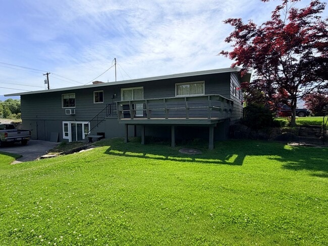 Building Photo - Country like setting! Spacious 3+ bed/ 1.5 bath house with garage, large yard, private deck and a...