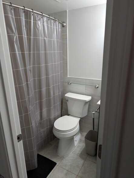 Building Photo - 8125 Heatherton Ln