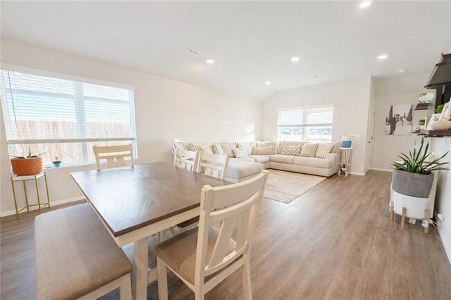 Building Photo - 208 W Laurel Ave