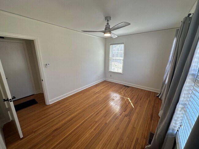Building Photo - 3834 Kenwood Ave