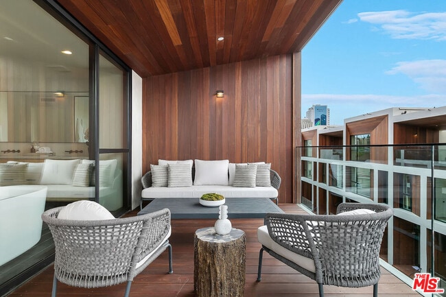 Building Photo - 610 S Van Ness Ave