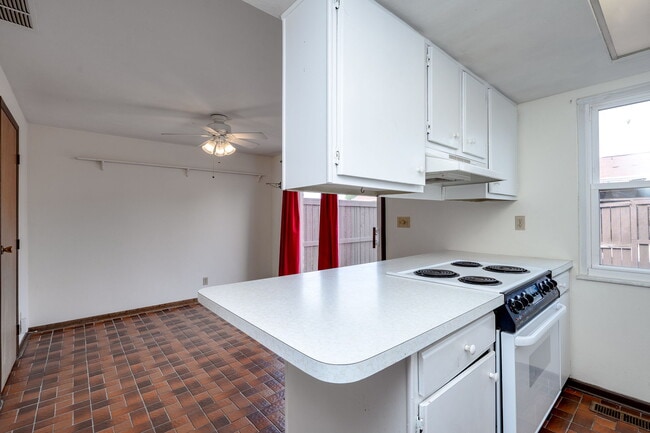 Building Photo - 2215 Barclay Ct