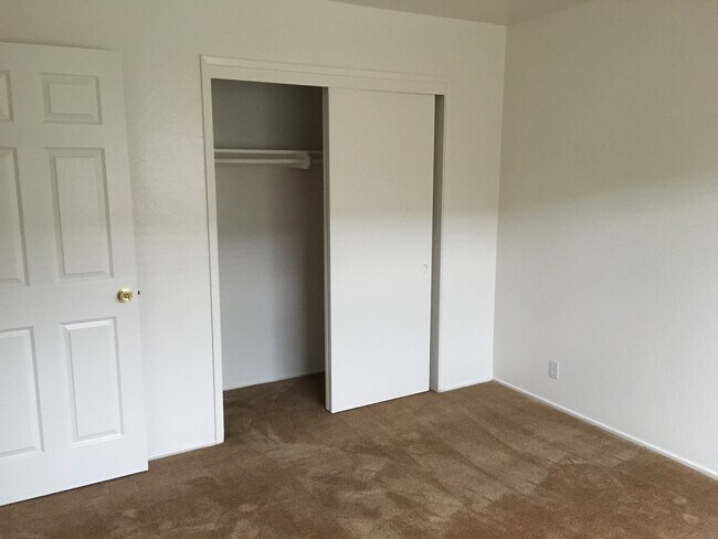 Building Photo - 976 College Dr