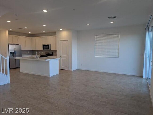 Building Photo - 246 Kobuk Ave