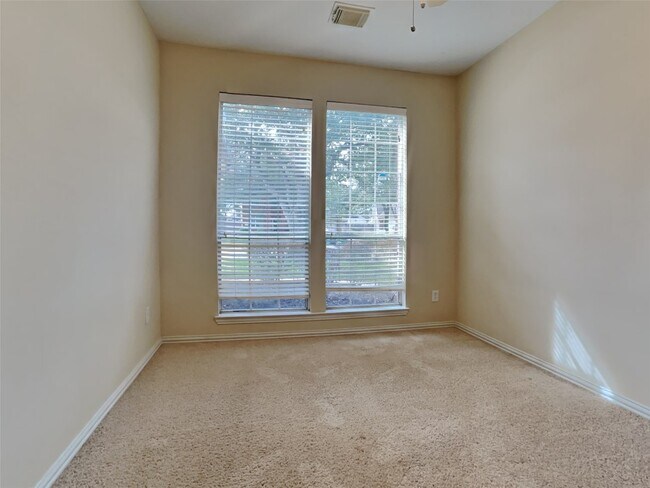 Building Photo - 3009 Fallbrook Ct