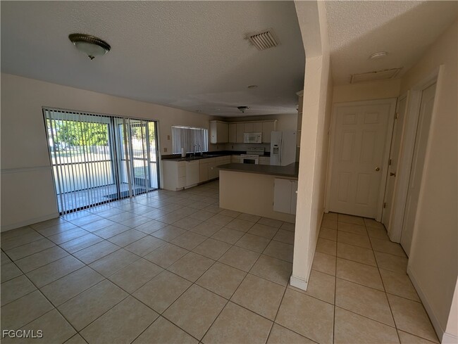 Building Photo - 927 SE 19th St