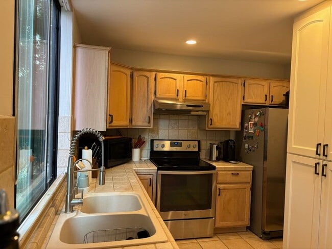 Building Photo - Fully Furnished Townhouse in the oceanfron...