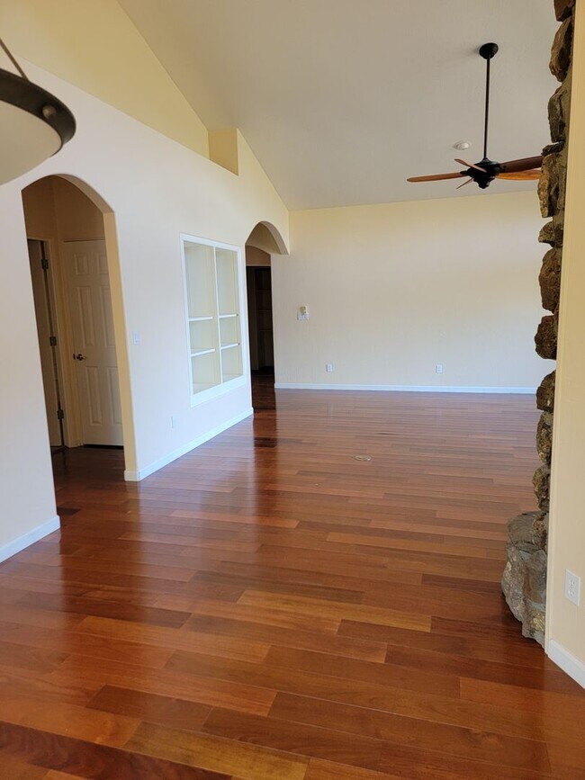 Building Photo - 255 Canyon Dr