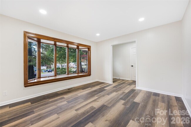 Building Photo - 203 Ewing Dr