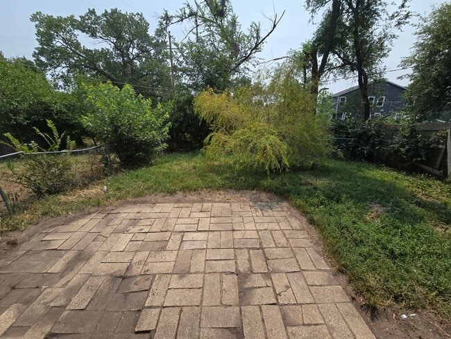 Building Photo - 3 bed 1 bath w/ fireplace!