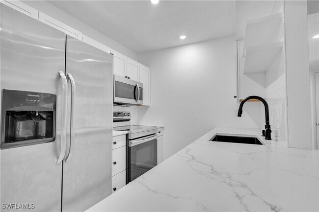 Building Photo - 4601 Bayshore Dr