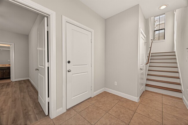 Building Photo - 5211 Eigel St