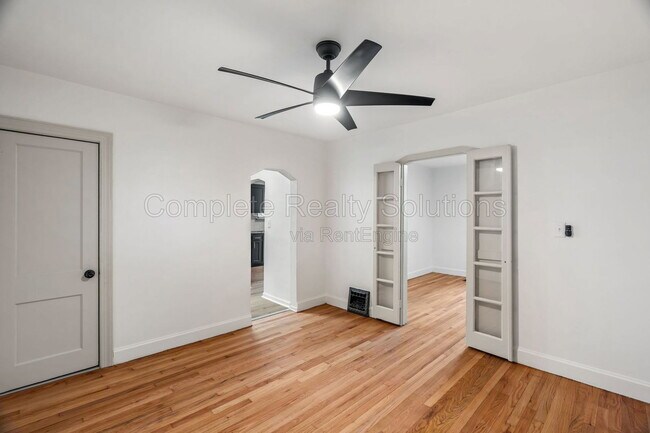 Building Photo - 10030 Bon Oak Dr