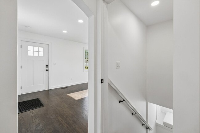 Building Photo - 902 Broadmoor Dr