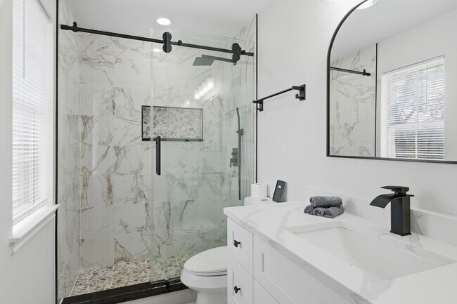 Building Photo - 4 bed with back yard in great East side location.